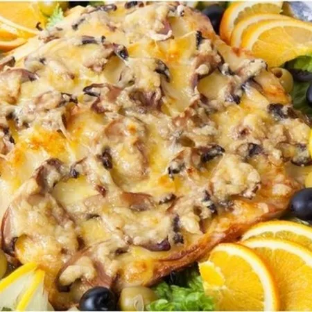 Pink salmon baked in creamy mushroom sauce — recipe