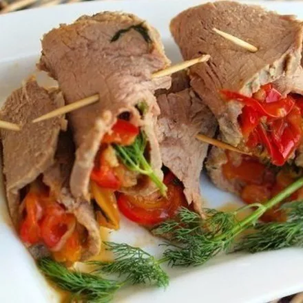 Beef rolls with stewed pepper — recipe